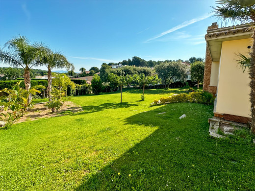 Maison de luxe à l'Escala avec grand jardin, piscine et garage