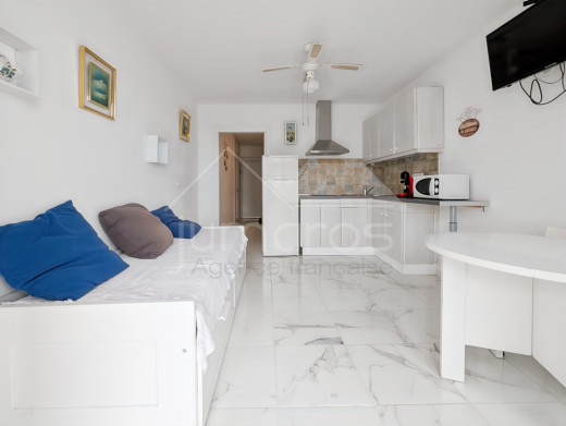 Wohnung mit Pool/Tennisplatz und Meerblick