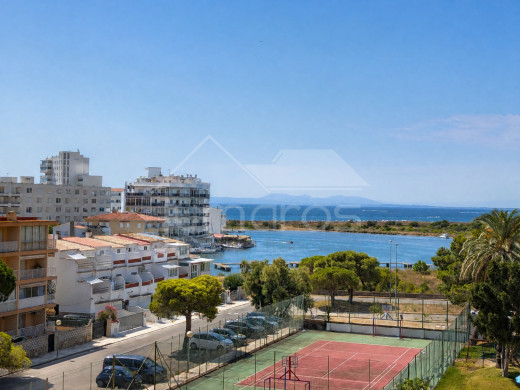Appartement avec vue mer latérale, piscine et tennis à Santa Margarita, Roses