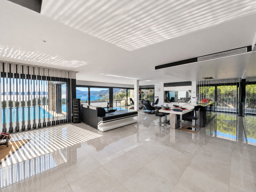 Villa de luxe avec d'impressionantes vues mer en première ligne à Llançà