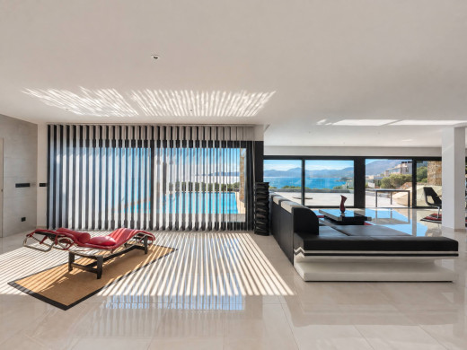 Villa de luxe avec d'impressionantes vues mer en première ligne à Llançà