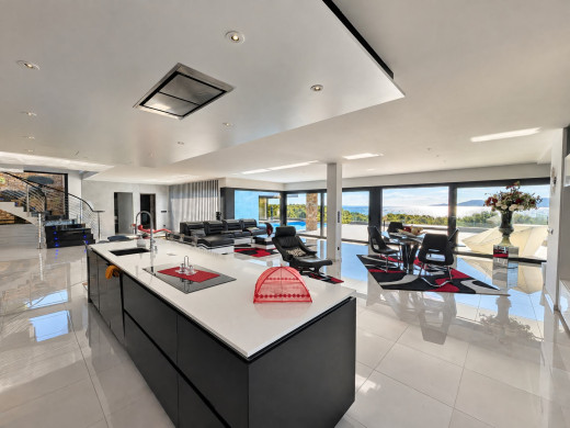 Villa de luxe avec d'impressionantes vues mer en première ligne à Llançà