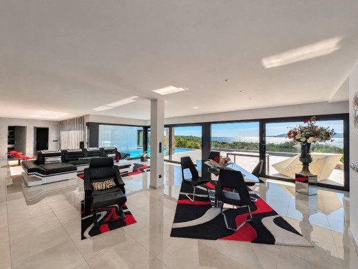 Villa de luxe avec d'impressionantes vues mer en première ligne à Llançà