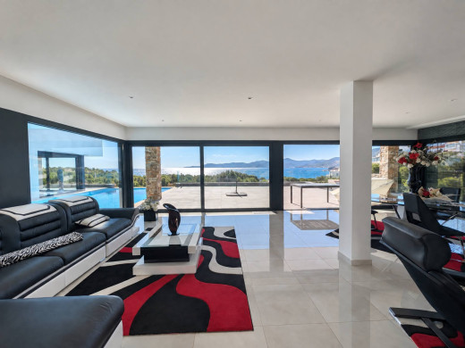 Villa de luxe avec d'impressionantes vues mer en première ligne à Llançà
