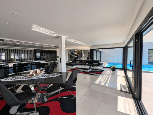 Villa de luxe avec d'impressionantes vues mer en première ligne à Llançà