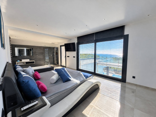 Villa de luxe avec d'impressionantes vues mer en première ligne à Llançà