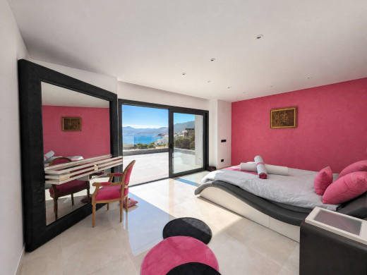 Villa de luxe avec d'impressionantes vues mer en première ligne à Llançà