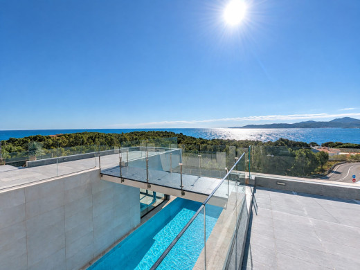 Villa de luxe avec d'impressionantes vues mer en première ligne à Llançà