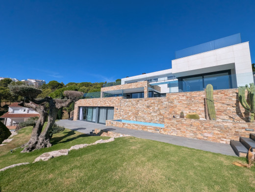 Villa de luxe avec d'impressionantes vues mer en première ligne à Llançà