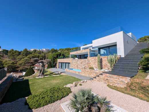 Villa de luxe avec d'impressionantes vues mer en première ligne à Llançà