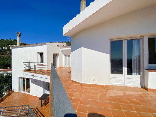 Sea view house with pool in the city centre of Roses