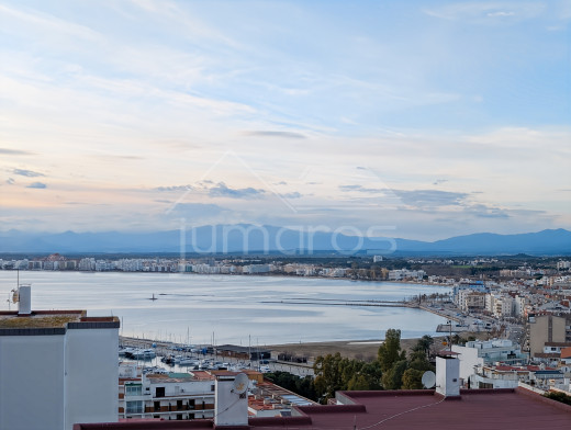 Appartement rénové avec vue mer, parking et débarras