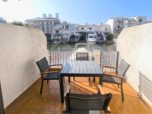 Maison de pêcheur avec amarre de 9m x 3m