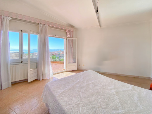 Sea view house with pool in the city centre of Roses