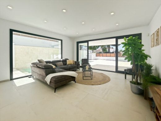 Casa con piscina y garaje en Empuriabrava