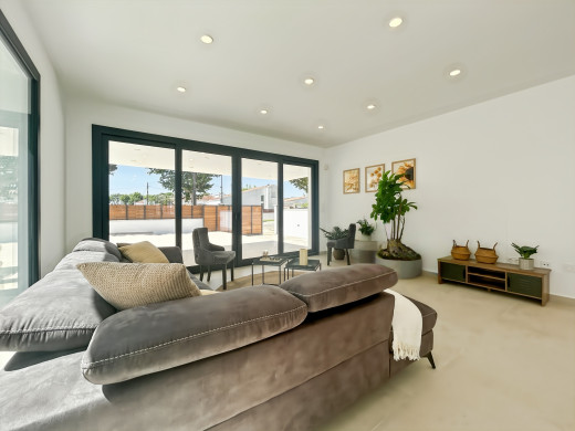 Casa con piscina y garaje en Empuriabrava