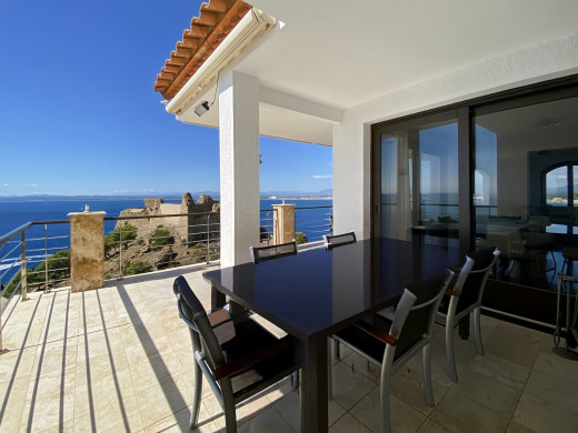 Villa de lujo con vistas panorámicas al mar y licencia turística en Roses