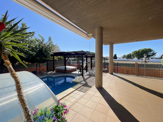 Casa con piscina y grandes garajes en Castellón d'Empúries