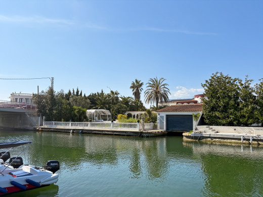 Villa with private mooring and boat garage in Empuriabrava
