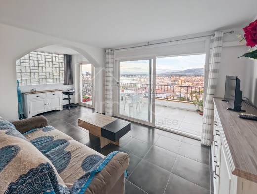 Appartement rénové avec vue mer, parking et débarras