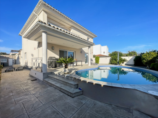 Villa in Empuriabrava mit Pool, nahe dem Strand und dem Stadtzentrum