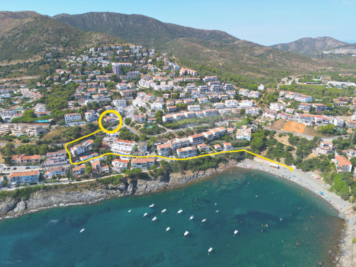 Appartement rénové avec une grande terrasse près de la plage à Llançà
