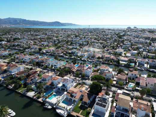 Piso de un dormitorio con vistas al canal en Empuriabrava