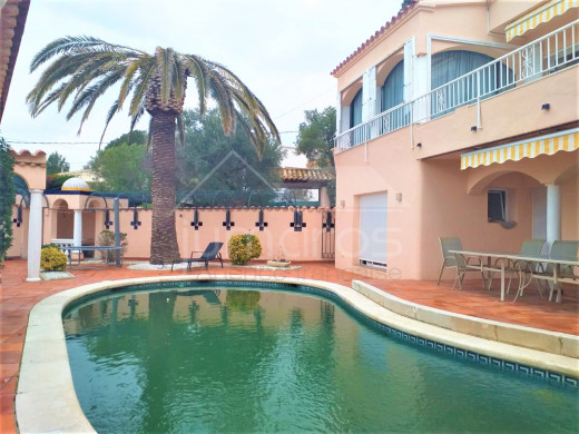 Maison moderne à Mas fumats avec piscine et jacuzzi