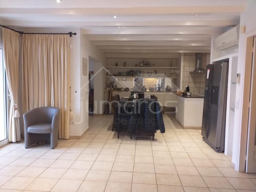 Maison moderne à Mas fumats avec piscine et jacuzzi