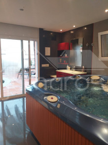 Maison moderne à Mas fumats avec piscine et jacuzzi