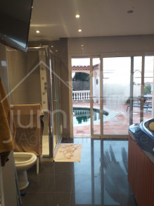 Maison moderne à Mas fumats avec piscine et jacuzzi