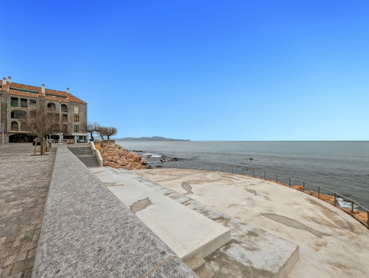 Opportunité Exceptionnelle : Restaurant en Première Ligne de Mer à La Escala