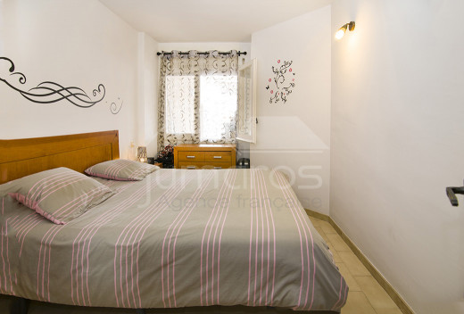 Apartamento con terraza, solarium y parking privado.