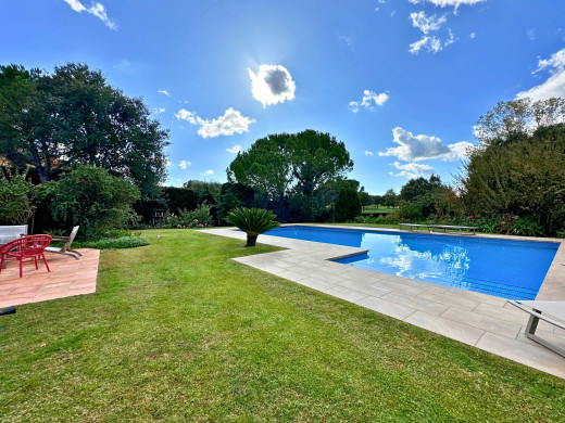 Maison de plain-pied au Golf de Torremirona avec piscine