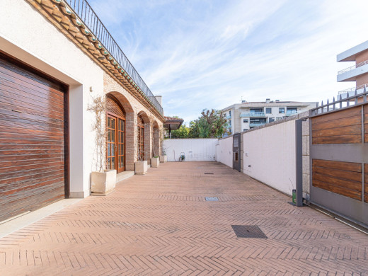 Maison unique avec jardin et garage dans le centre de Figueres