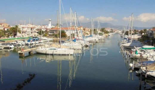 Appartement avec terrasse, en 1ere ligne mer, Empuriabrava