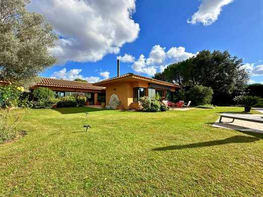 Maison de plain-pied au Golf de Torremirona avec piscine