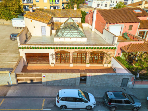 Maison unique avec jardin et garage dans le centre de Figueres