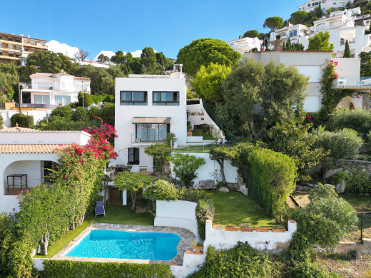 Villa con piscina privada y vistas panorámicas a la bahía de Roses
