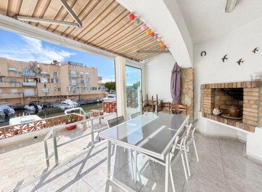 Maison avec amarre 8 x 4m et garage à Empuriabrava