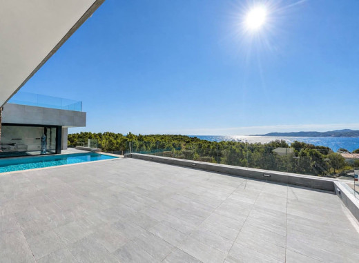 Villa de luxe avec d'impressionantes vues mer en première ligne à Llançà