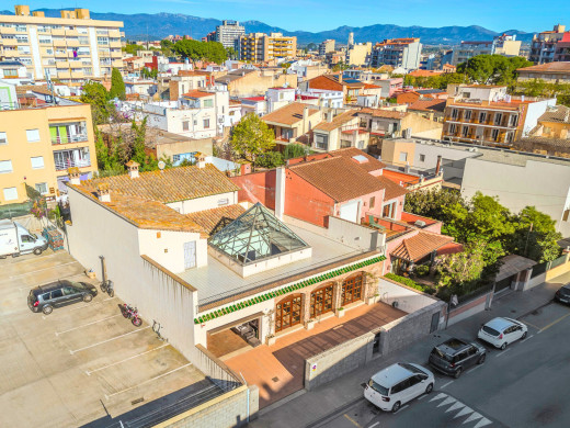 Maison unique avec jardin et garage dans le centre de Figueres