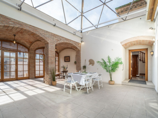 Maison unique avec jardin et garage dans le centre de Figueres