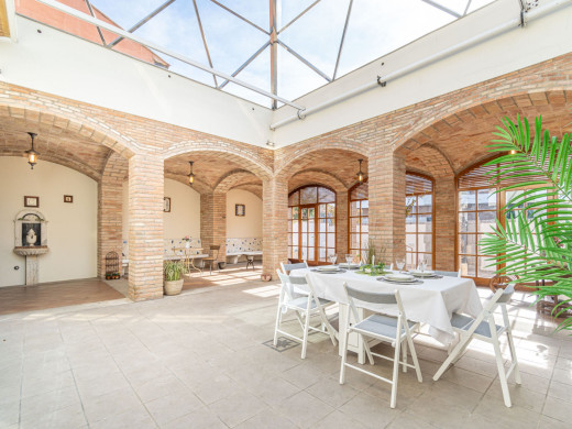 Maison unique avec jardin et garage dans le centre de Figueres