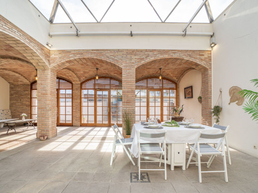 Maison unique avec jardin et garage dans le centre de Figueres