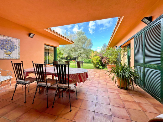 Maison de plain-pied au Golf de Torremirona avec piscine