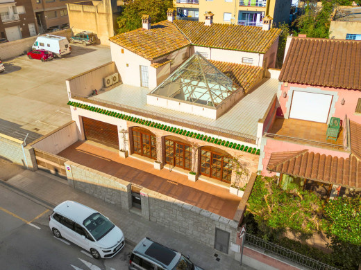 Maison unique avec jardin et garage dans le centre de Figueres