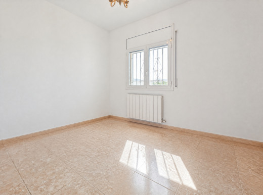 Maison avec 2 garages, grand terrain et sous-sol à La Garriga, Roses