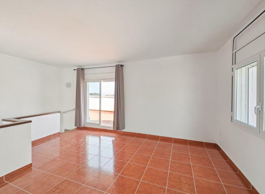 Maison avec 2 garages, grand terrain et sous-sol à La Garriga, Roses