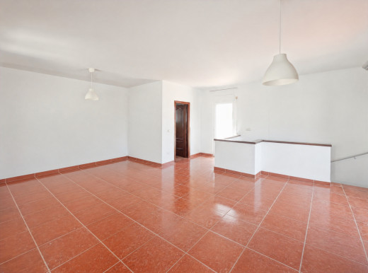 Maison avec 2 garages, grand terrain et sous-sol à La Garriga, Roses